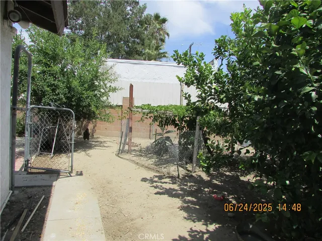 a view of a backyard