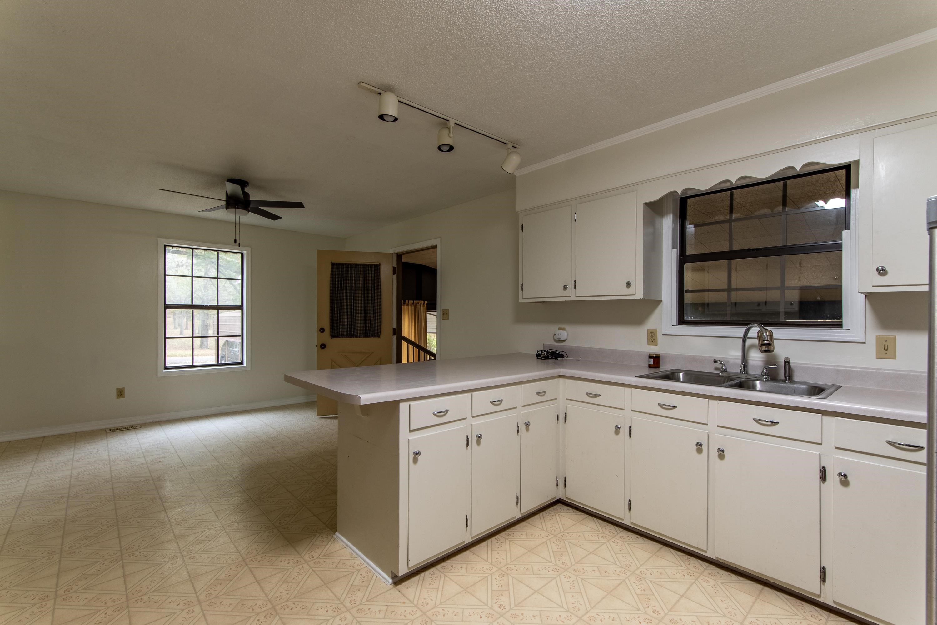 1790 Hamburg Loop Savannah, TN 38372 - Photo 2 of 40