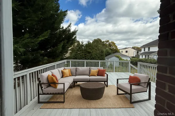 a view of sitting area with furniture
