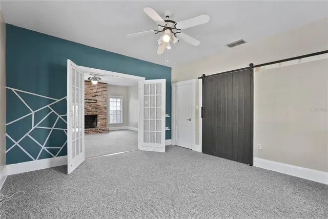 a view of livingroom with furniture and a ceiling fan