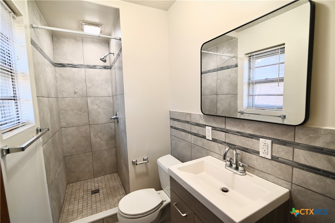 928 Randa Street Copperas Cove, TX 76522 - Photo 8 of 19 a bathroom with a sink toilet and shower
