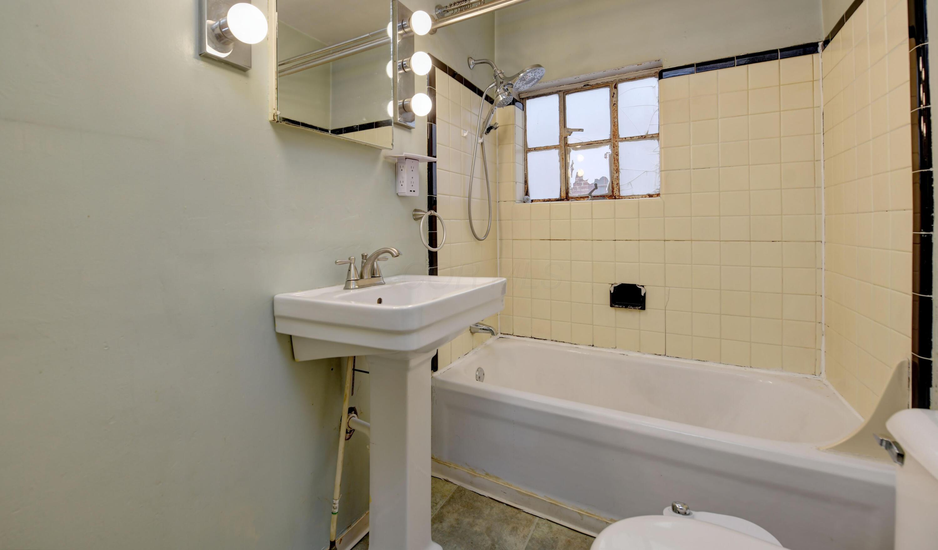 1422 Bryden Road Columbus, OH 43205 - Photo 19 of 63 First Floor Unit- Bath