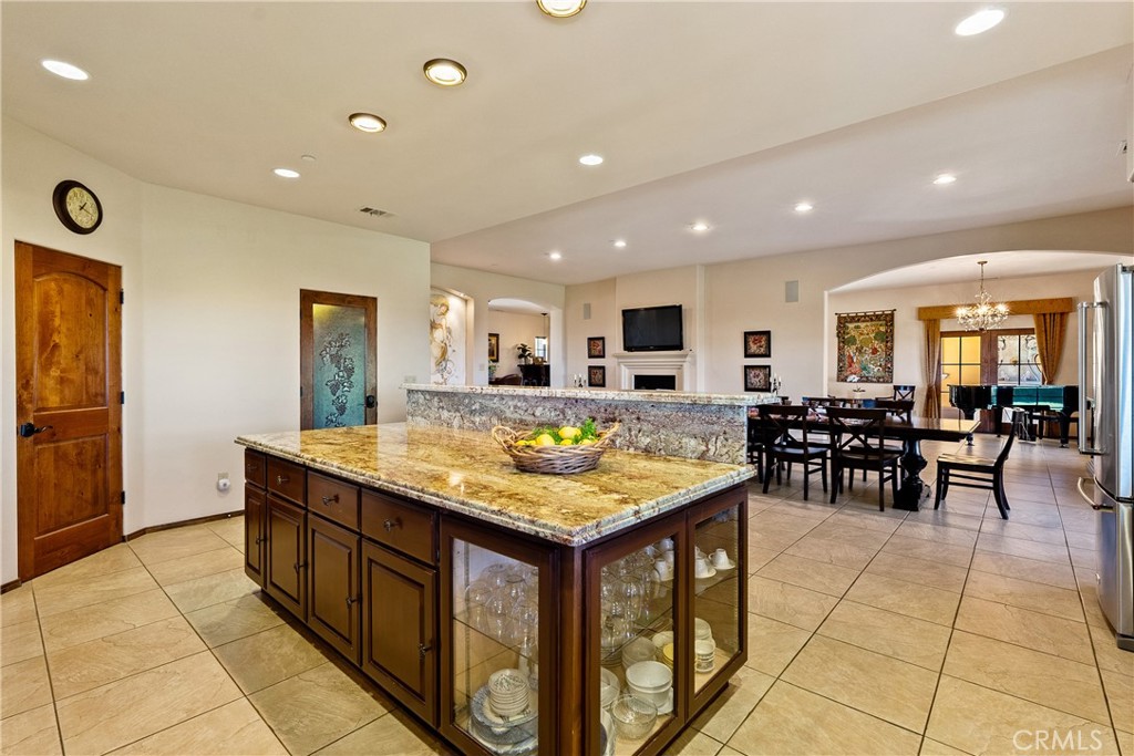725 Spring Creek Way Templeton, CA 93465 - Photo 13 of 70 a room with lots of tables and chairs