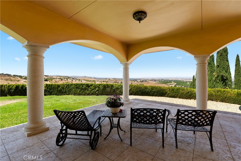 725 Spring Creek Way Templeton, CA 93465 - Photo 5 of 70 a view of an chairs and tables in the patio