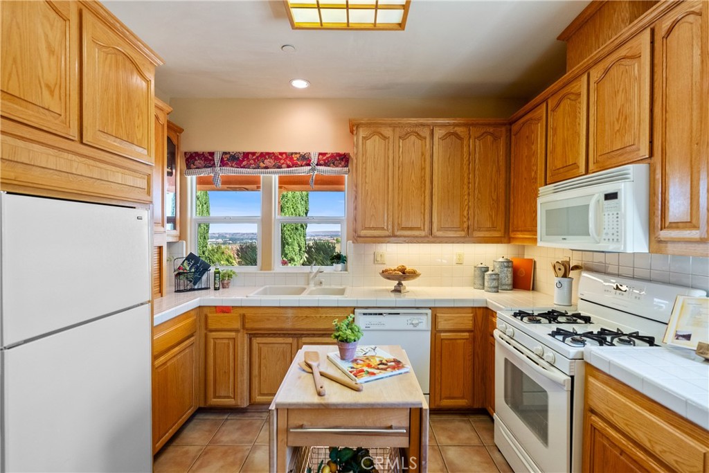 725 Spring Creek Way Templeton, CA 93465 - Photo 52 of 70 a kitchen with stainless steel appliances granite countertop a stove a sink and a refrigerator