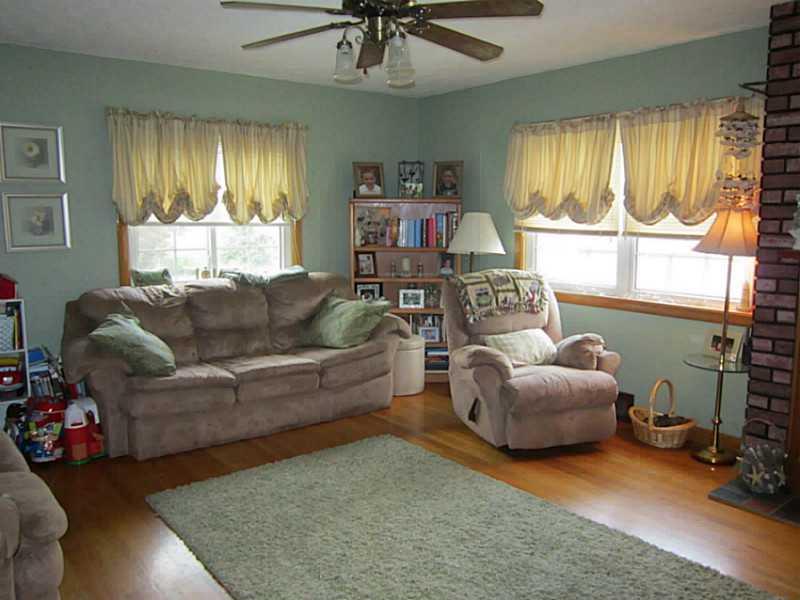 230 Marwood Road Cabot, PA 16023 - Photo 4 of 10 Living Room.
