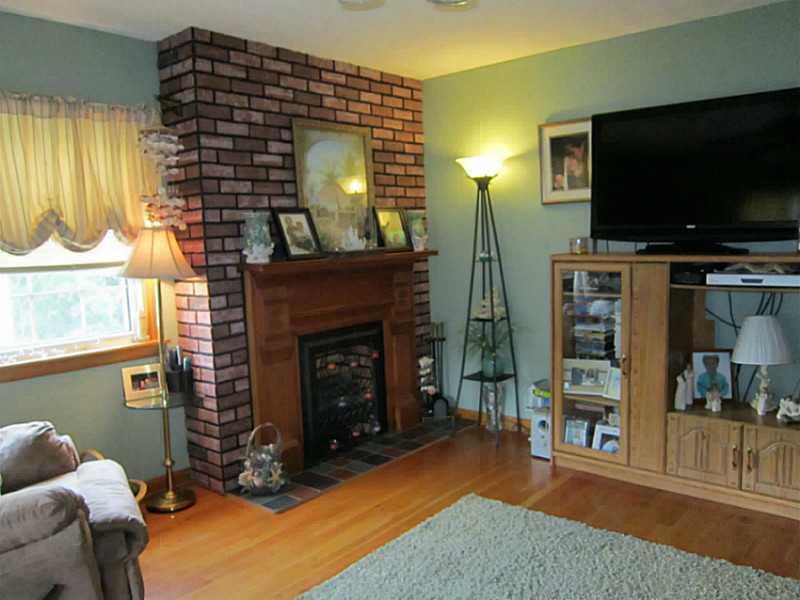 230 Marwood Road Cabot, PA 16023 - Photo 5 of 10 Living Room.