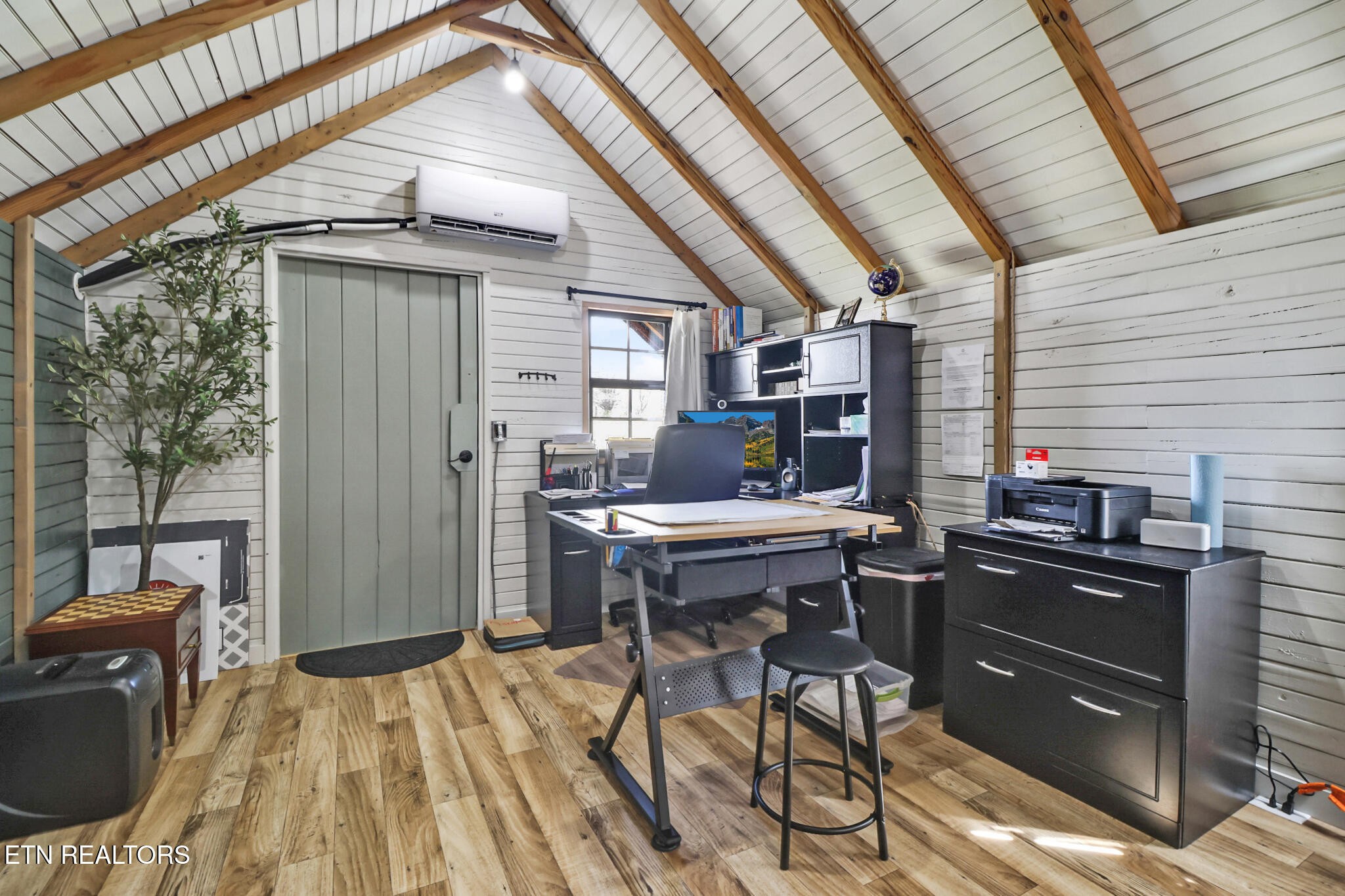 7616 Plateau Road Crossville, TN 38571 - Photo 42 of 60 a workspace with furniture