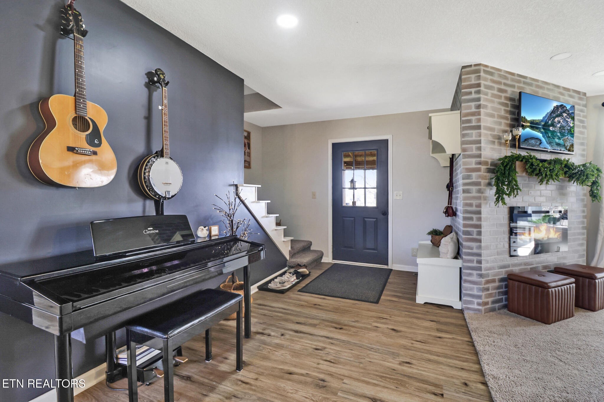 7616 Plateau Road Crossville, TN 38571 - Photo 5 of 60 a living room with furniture