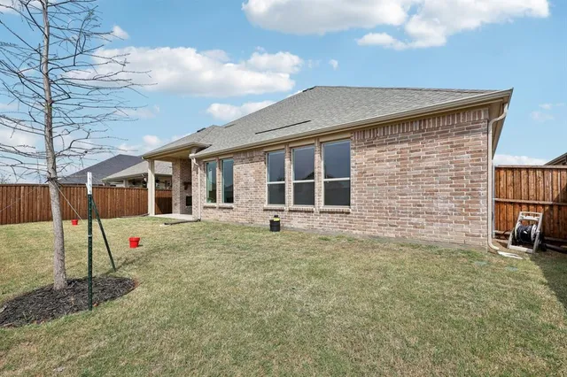 a view of backyard with tub