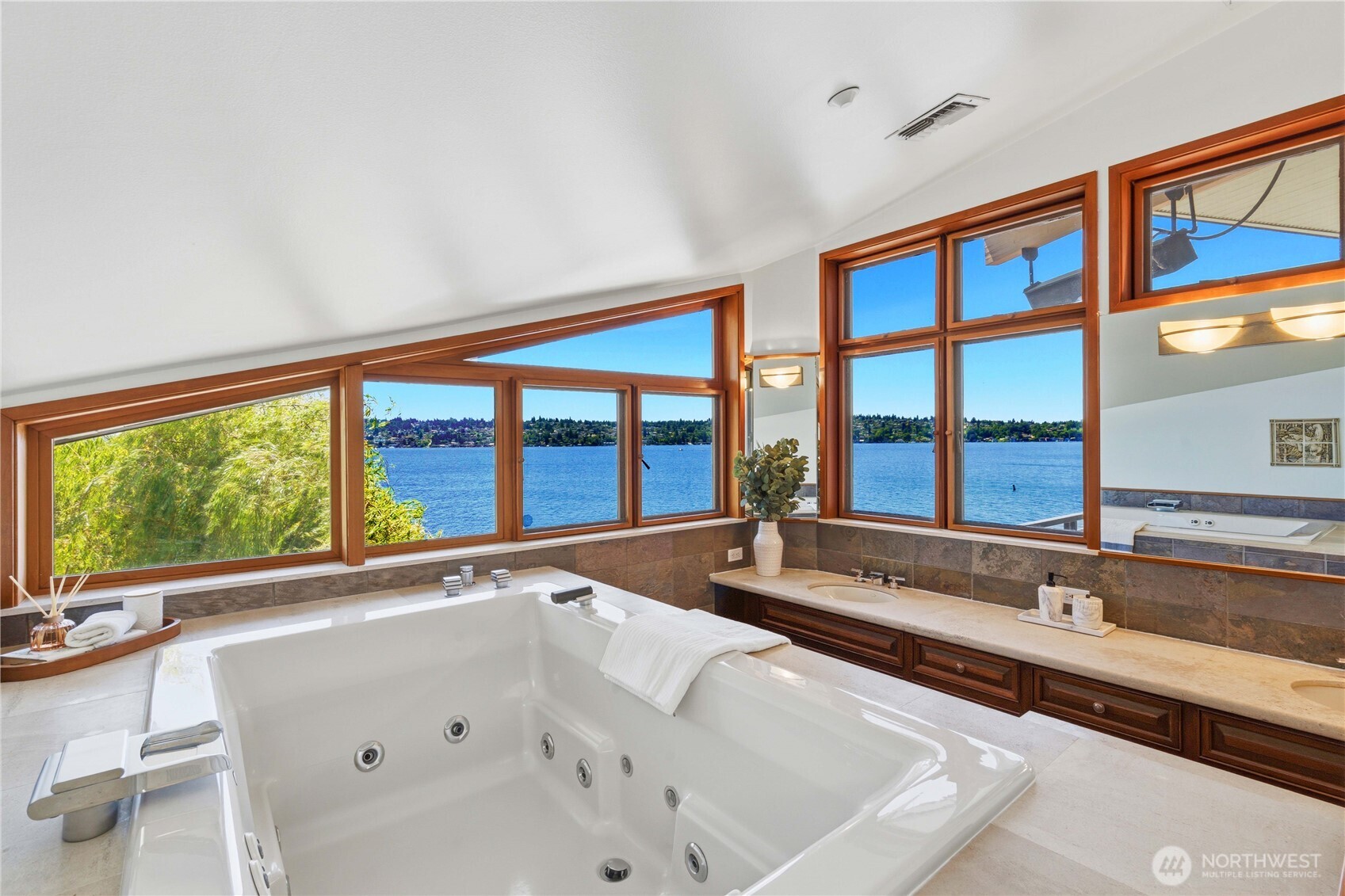 8279 West Mercer Way Mercer Island, WA 98040 - Photo 21 of 40