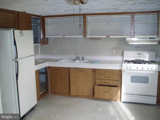 620 Banyan Road Edgewood, MD 21040 - Photo 2 of 15 a kitchen with a stove cabinets and refrigerator