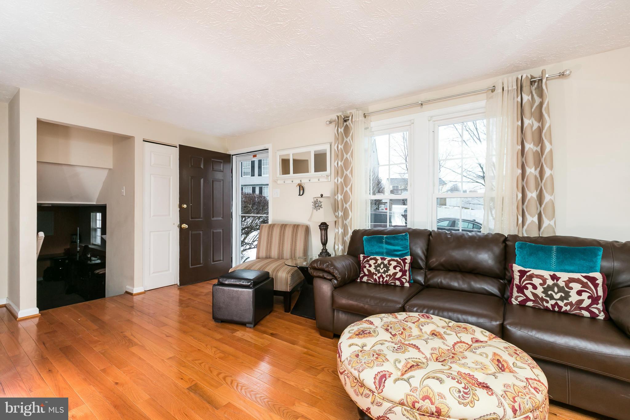 3101 Northmont Road Baltimore, MD 21244 - Photo 4 of 27 Living Room