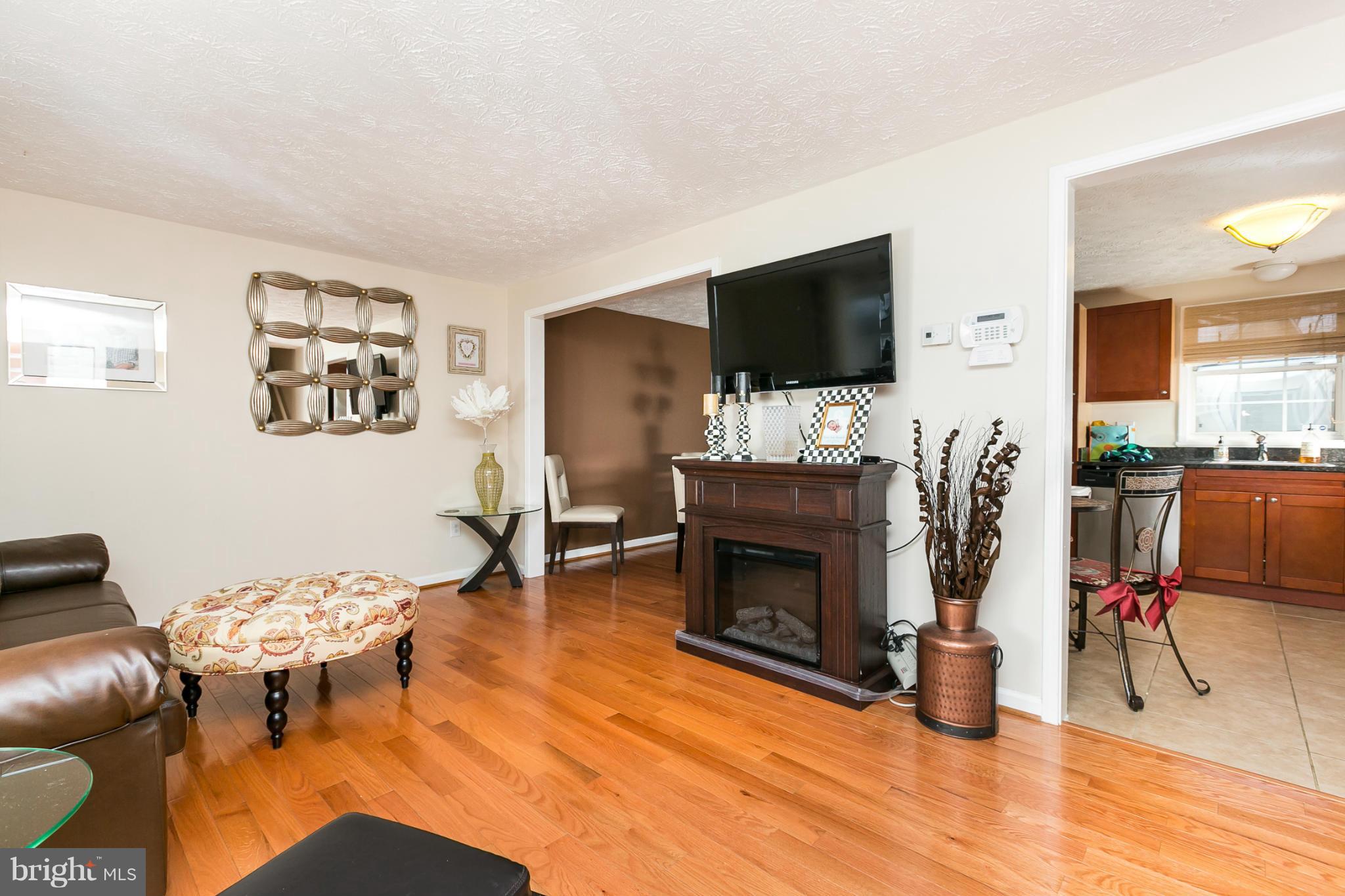 3101 Northmont Road Baltimore, MD 21244 - Photo 5 of 27 Living Room