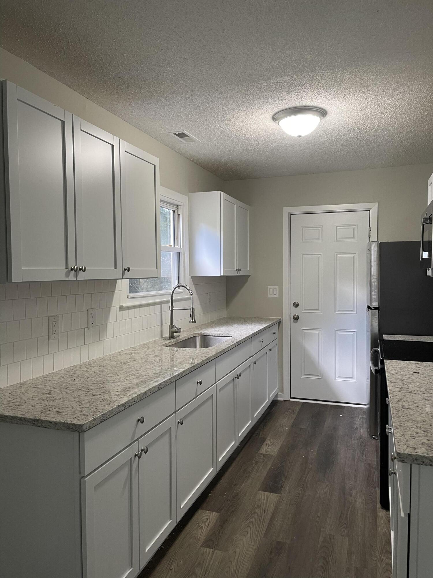 1206 Hawthorne Road Hanahan, SC 29410 - Photo 3 of 10 09A0DE50-4457-4619-92C7-F8B7FBD39009