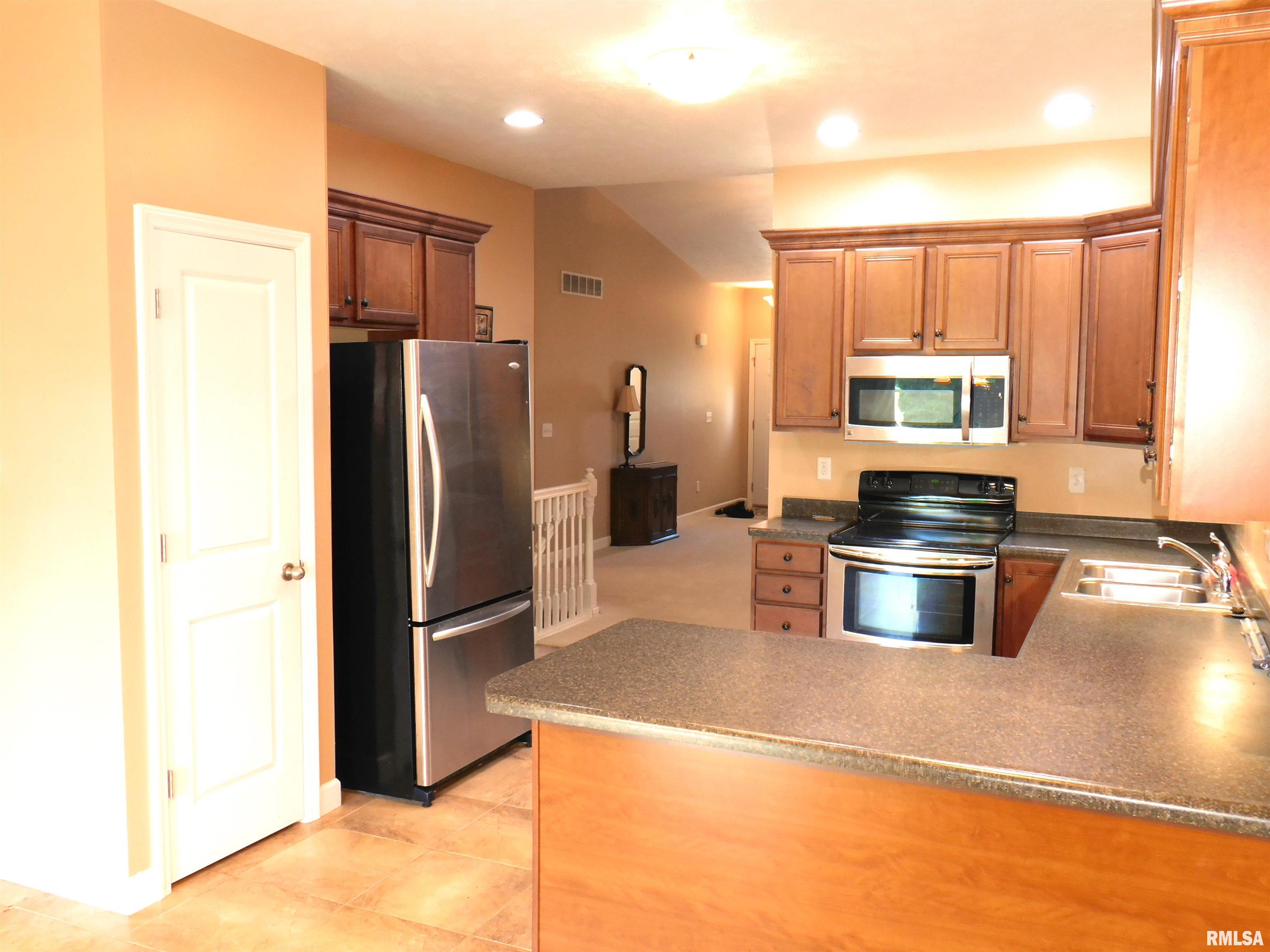 3210 Mackinaw Lane Springfield, IL 62711 - Photo 3 of 29