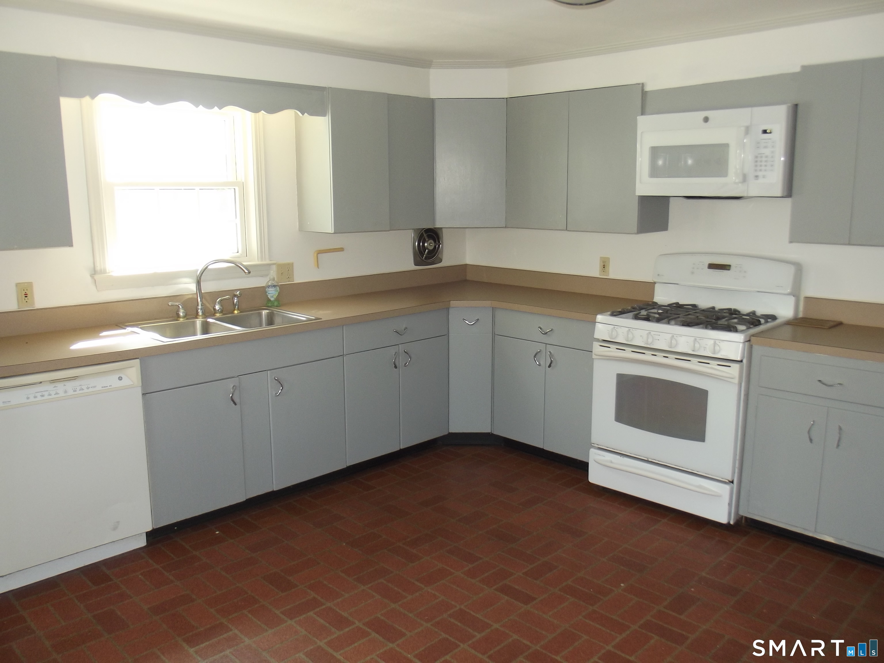 192 Wells Street Manchester, CT 06040 - Photo 4 of 27