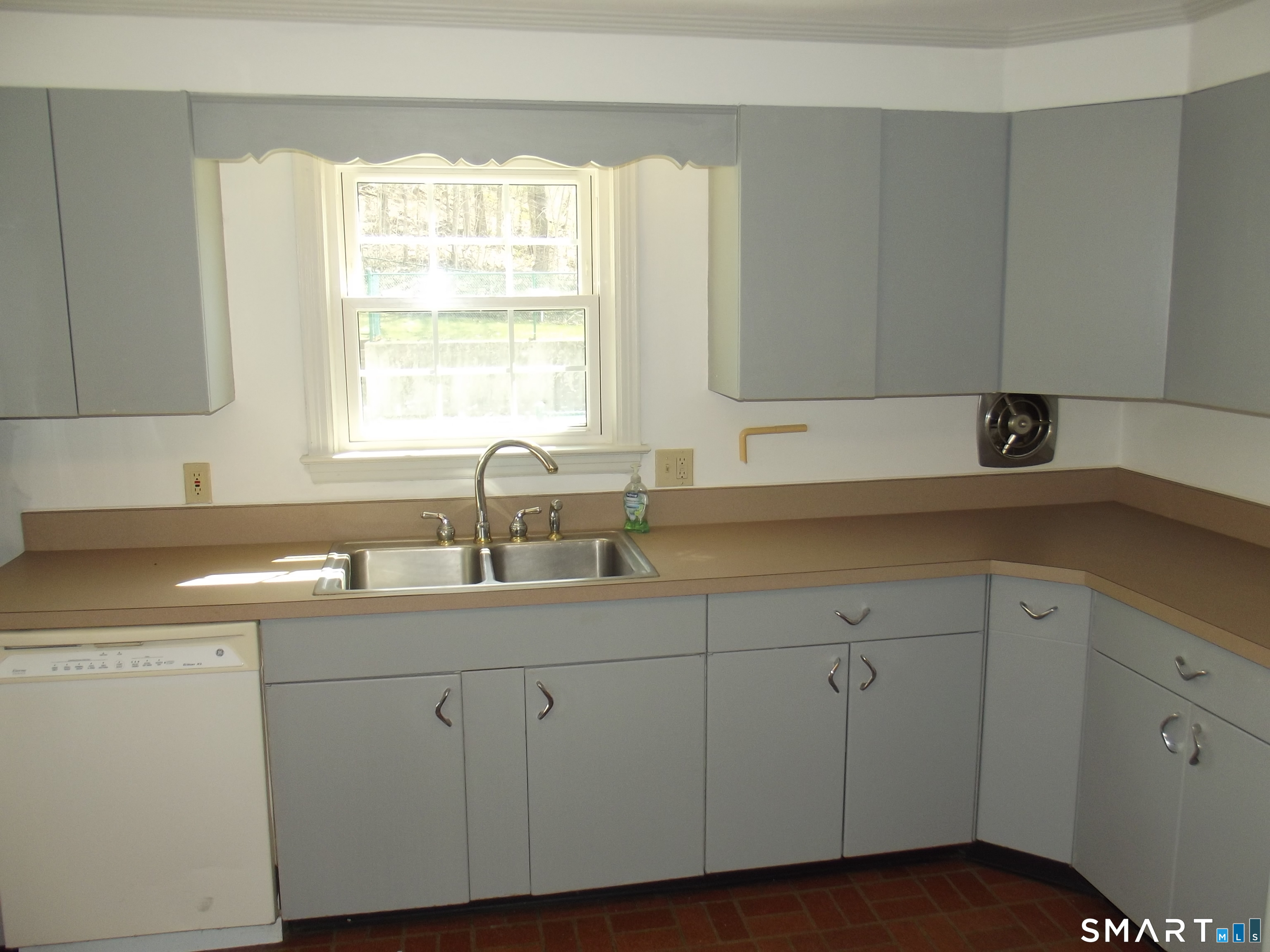 192 Wells Street Manchester, CT 06040 - Photo 8 of 27