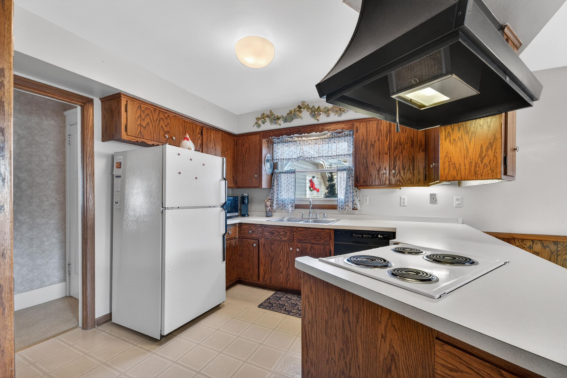 713 West Lawn Avenue Racine, WI 53405 - Photo 9 of 29 Kitchen