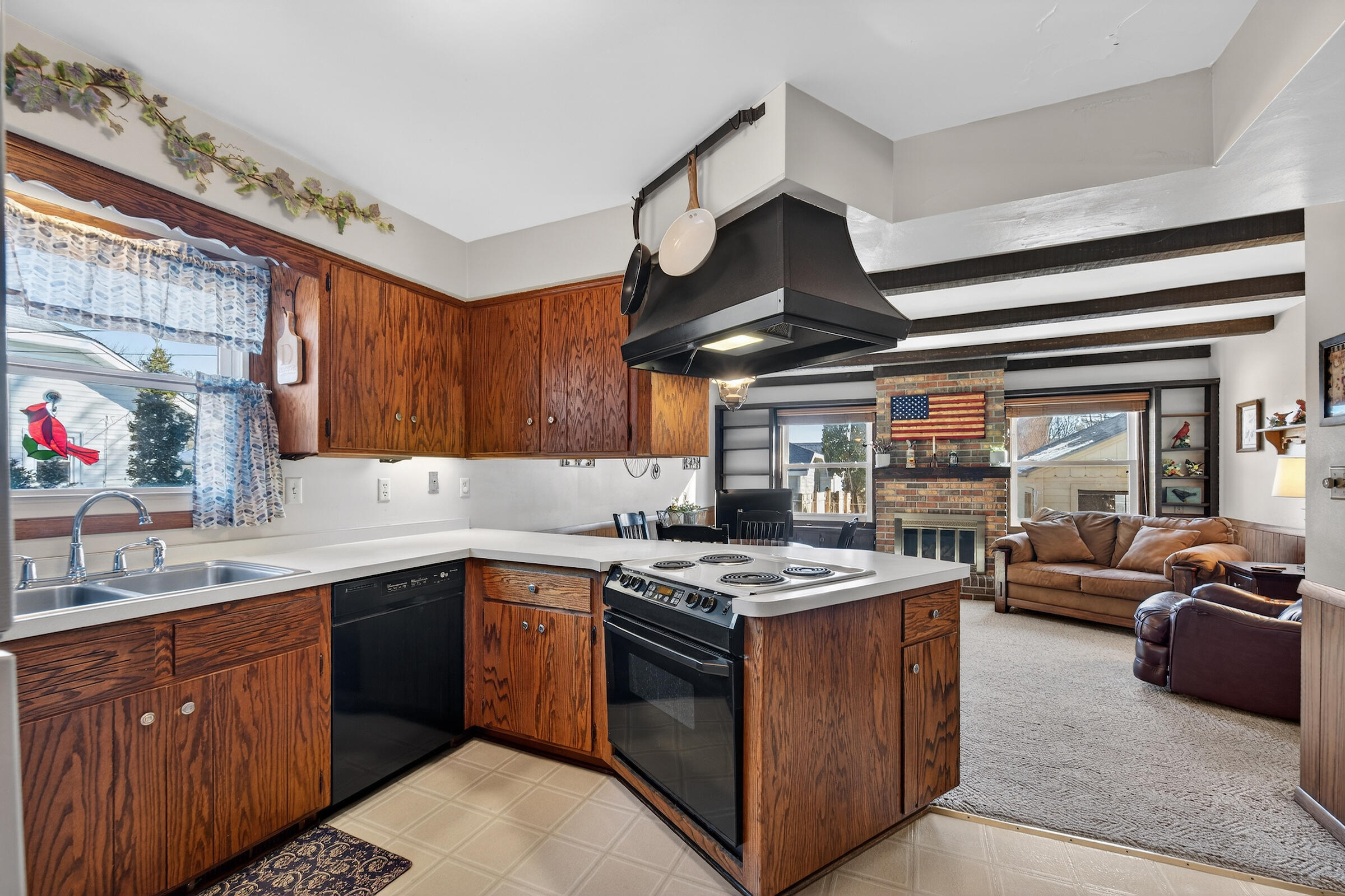 713 West Lawn Avenue Racine, WI 53405 - Photo 10 of 29 Kitchen