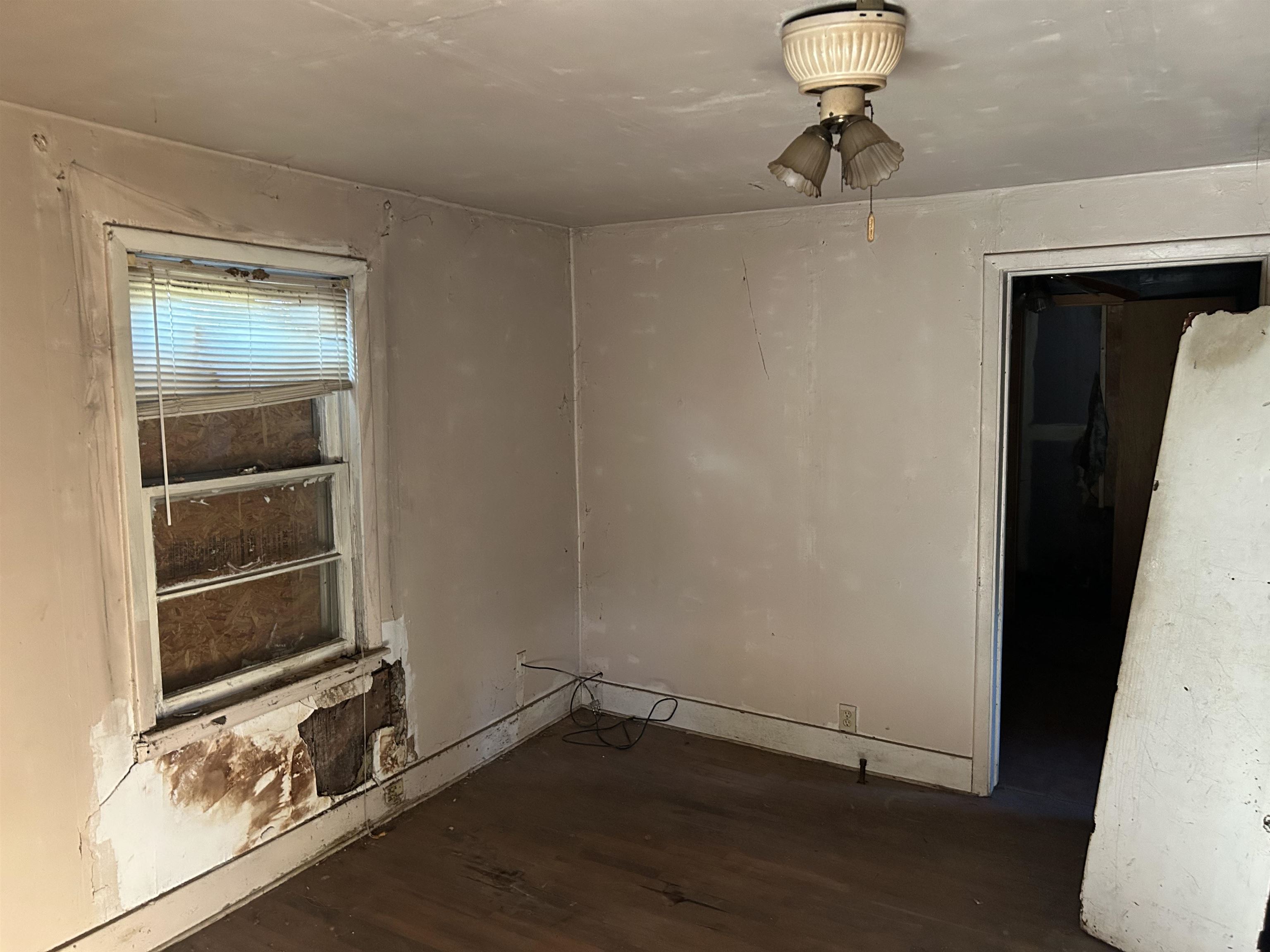 1701 Harrison Street Memphis, TN 38108 - Photo 4 of 12 a room with a wooden floor and potted plant