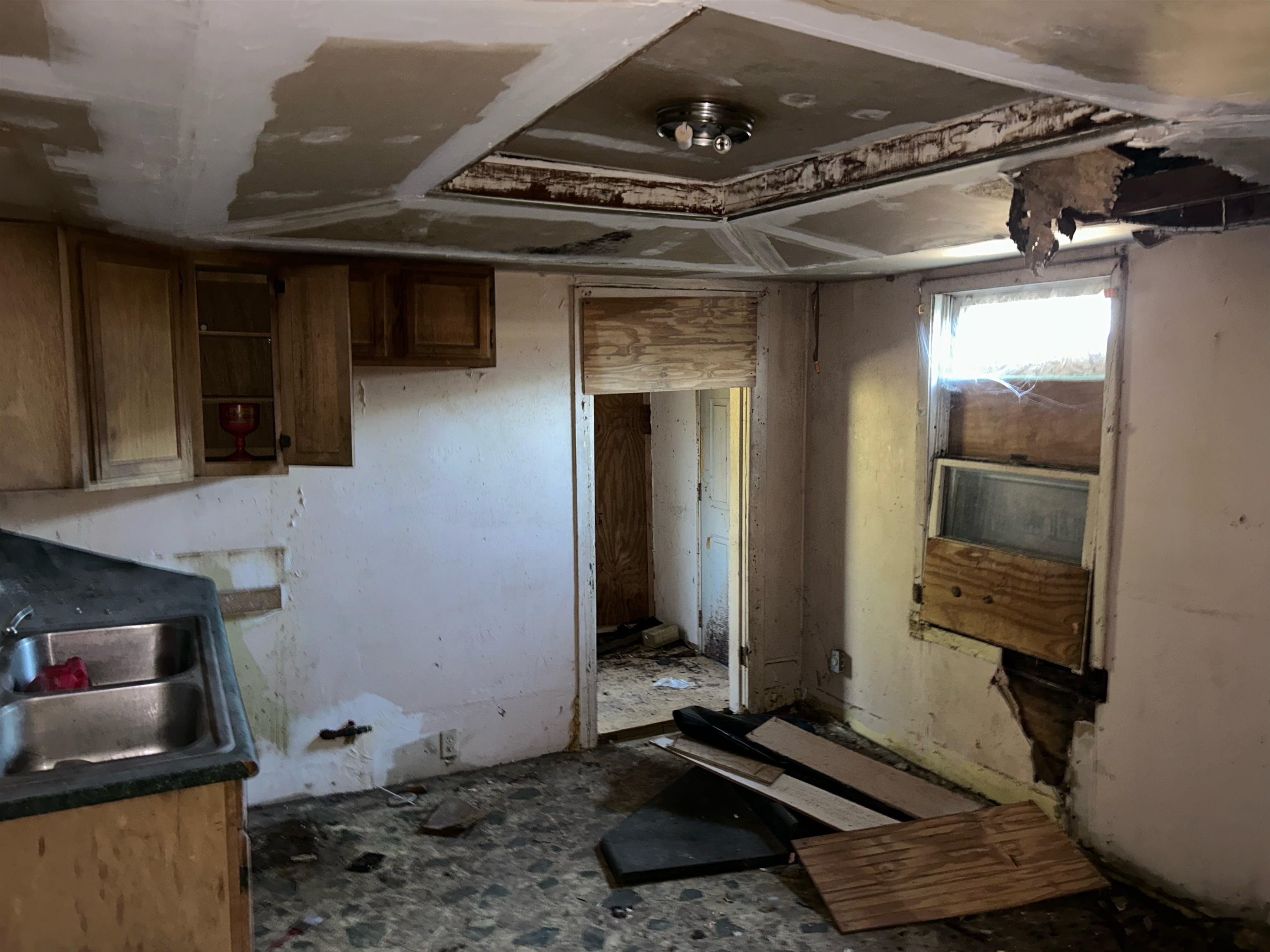 1701 Harrison Street Memphis, TN 38108 - Photo 8 of 12 a room with furniture and a fireplace