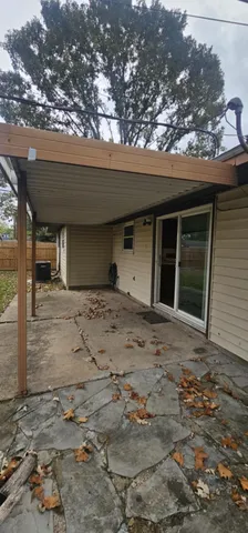 a view of a backyard