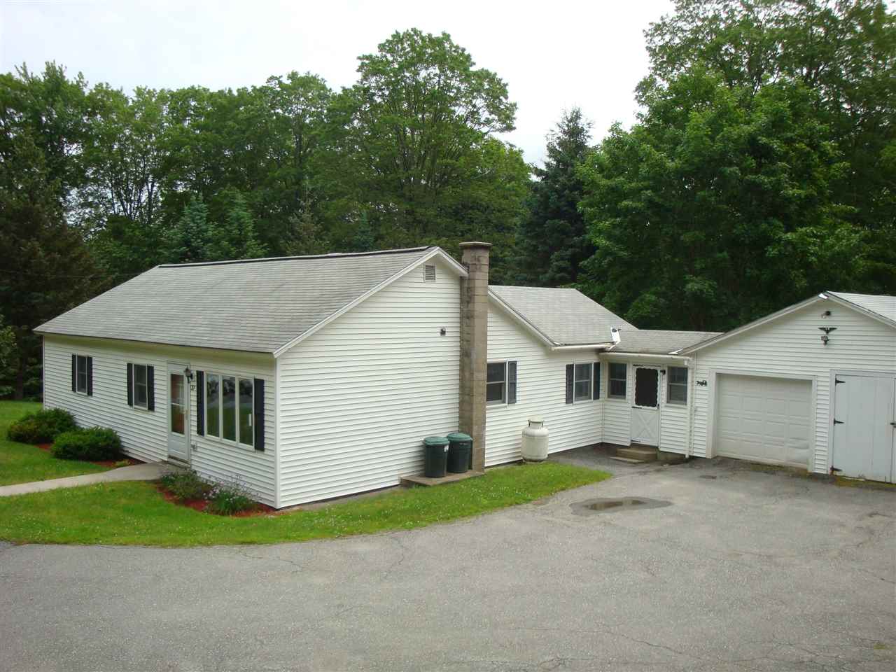 31 Frost Road Putney, VT 05346 - Photo 2 of 25