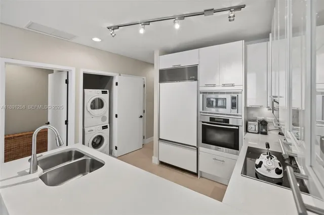 $6,850 | 6799 Collins Avenue, Unit 209, Miami Beach, FL 33141