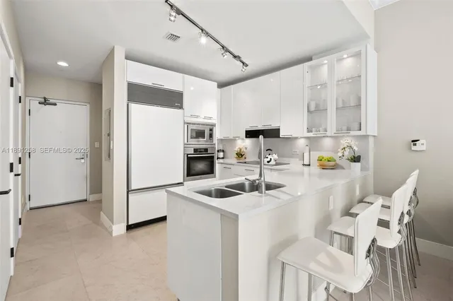 $6,850 | 6799 Collins Avenue, Unit 209, Miami Beach, FL 33141