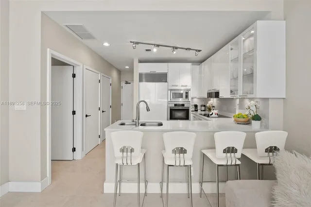 $6,850 | 6799 Collins Avenue, Unit 209, Miami Beach, FL 33141