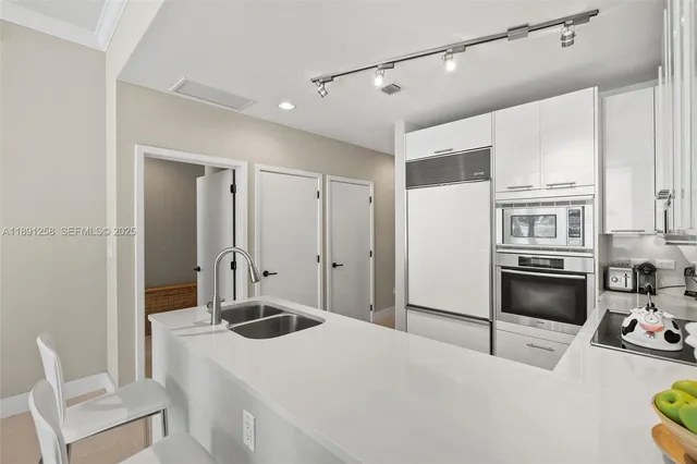 $6,850 | 6799 Collins Avenue, Unit 209, Miami Beach, FL 33141