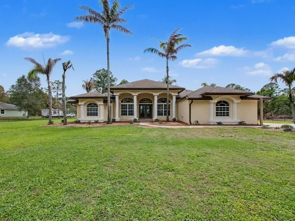 a view of a house with a backyard