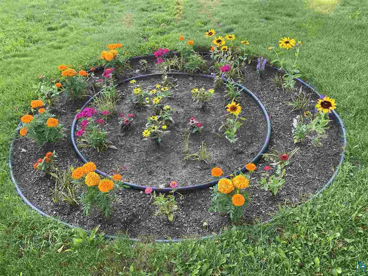 2713 Morris Thomas Road Duluth, MN 55811 - Photo 6 of 27 Perennial Flower Beds