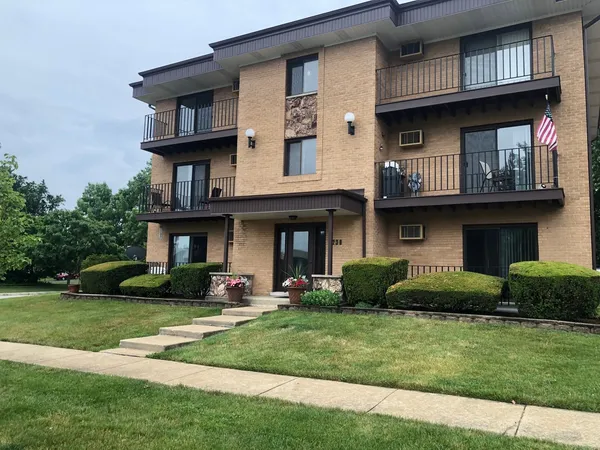 $2,800 | 7730 Wildwood Court, Unit 1S, Darien, IL 60561
