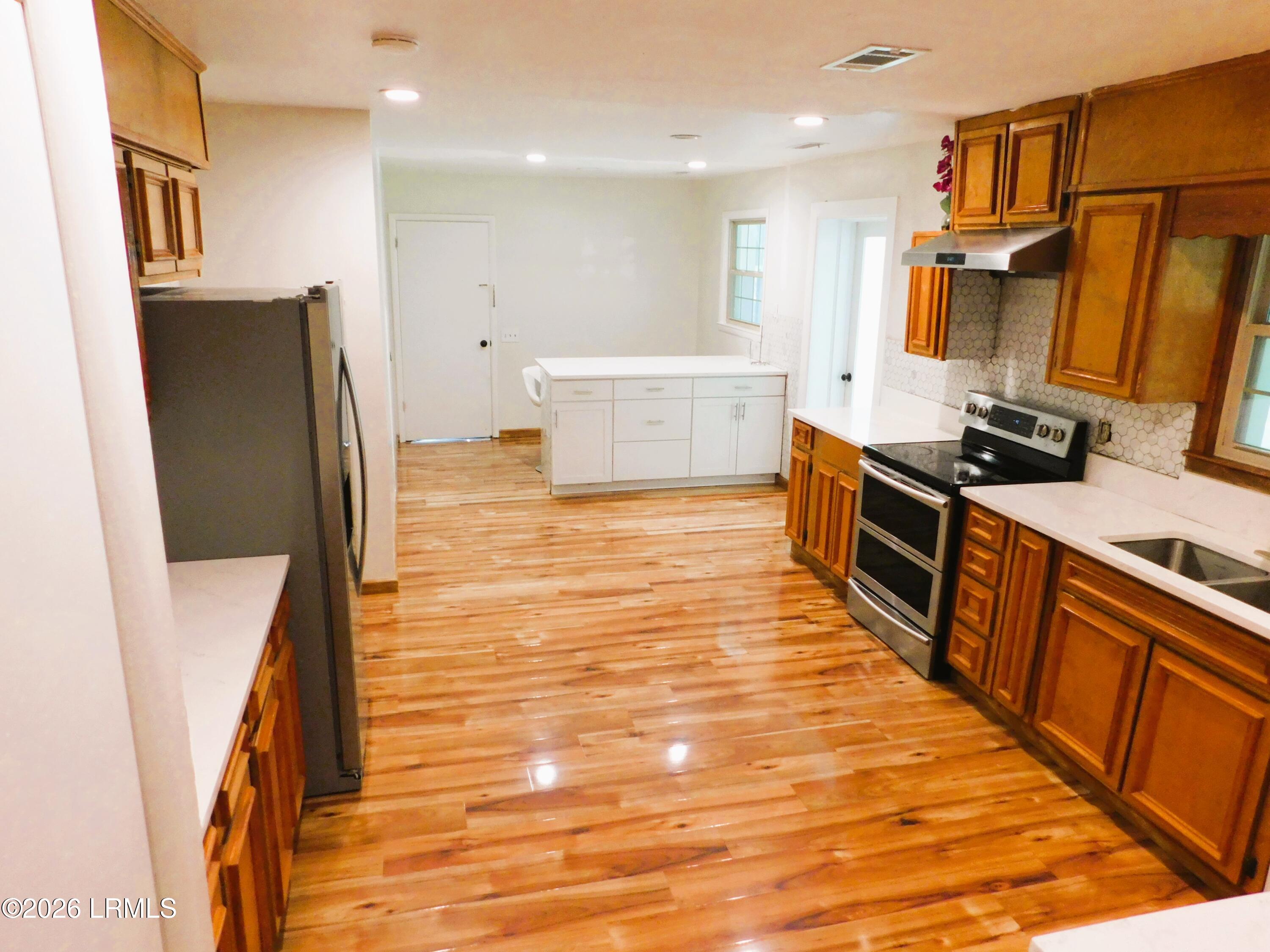 103 Stuart Town Road Beaufort, SC 29902 - Photo 9 of 38 09 - Kitchen & Nook