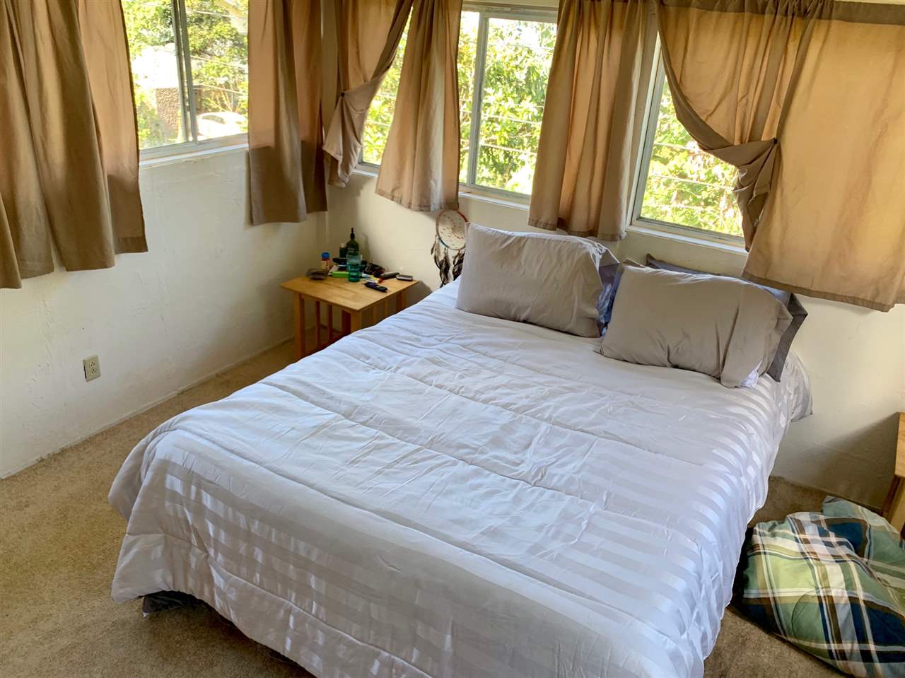 397 Middle Road Kula, HI 96790 - Photo 7 of 10 a bedroom with a bed and a window