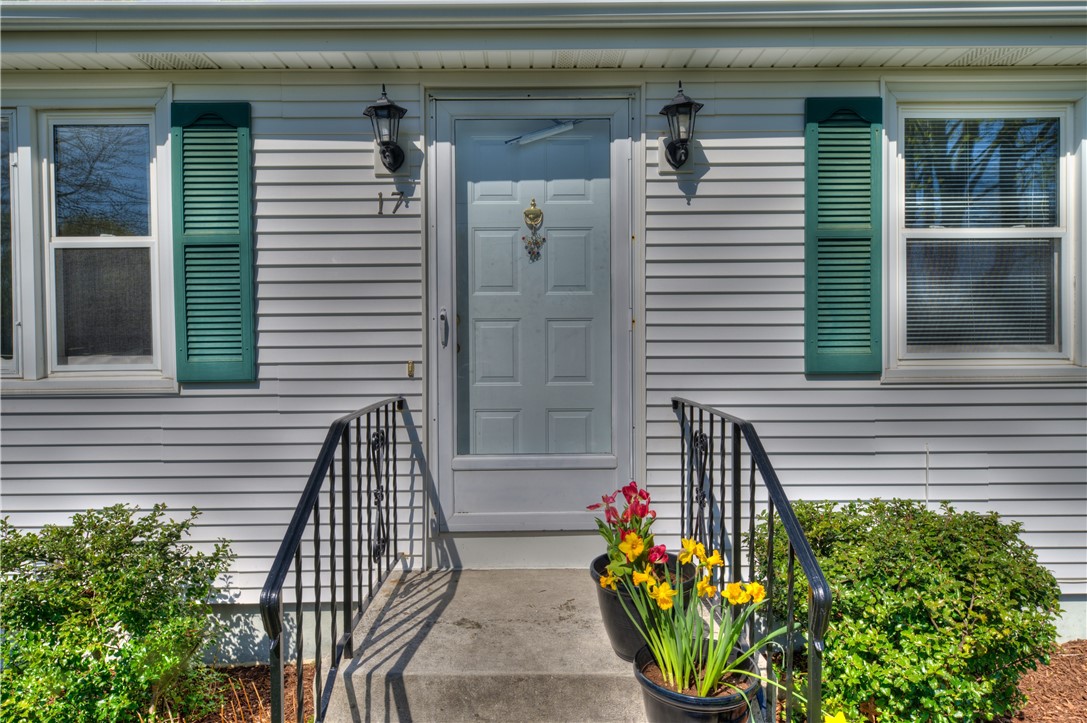 17 Riley Drive East Providence, RI 02915 - Photo 7 of 41