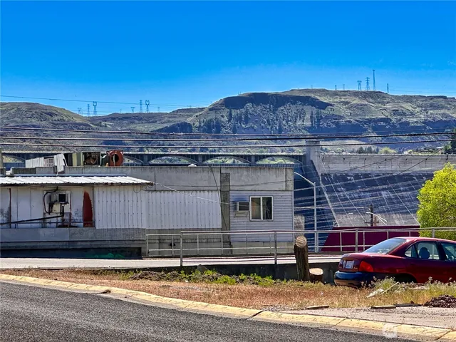 a view of a livingroom with furniture
