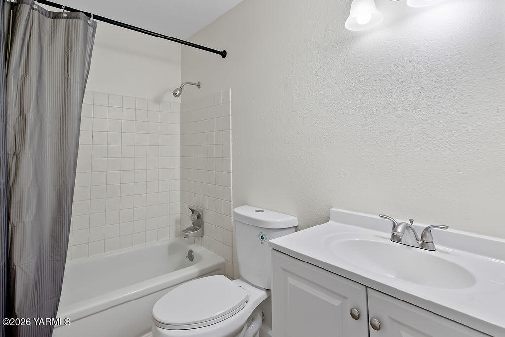 502 South Friedline Road Yakima, WA 98908 - Photo 12 of 14 Main bath