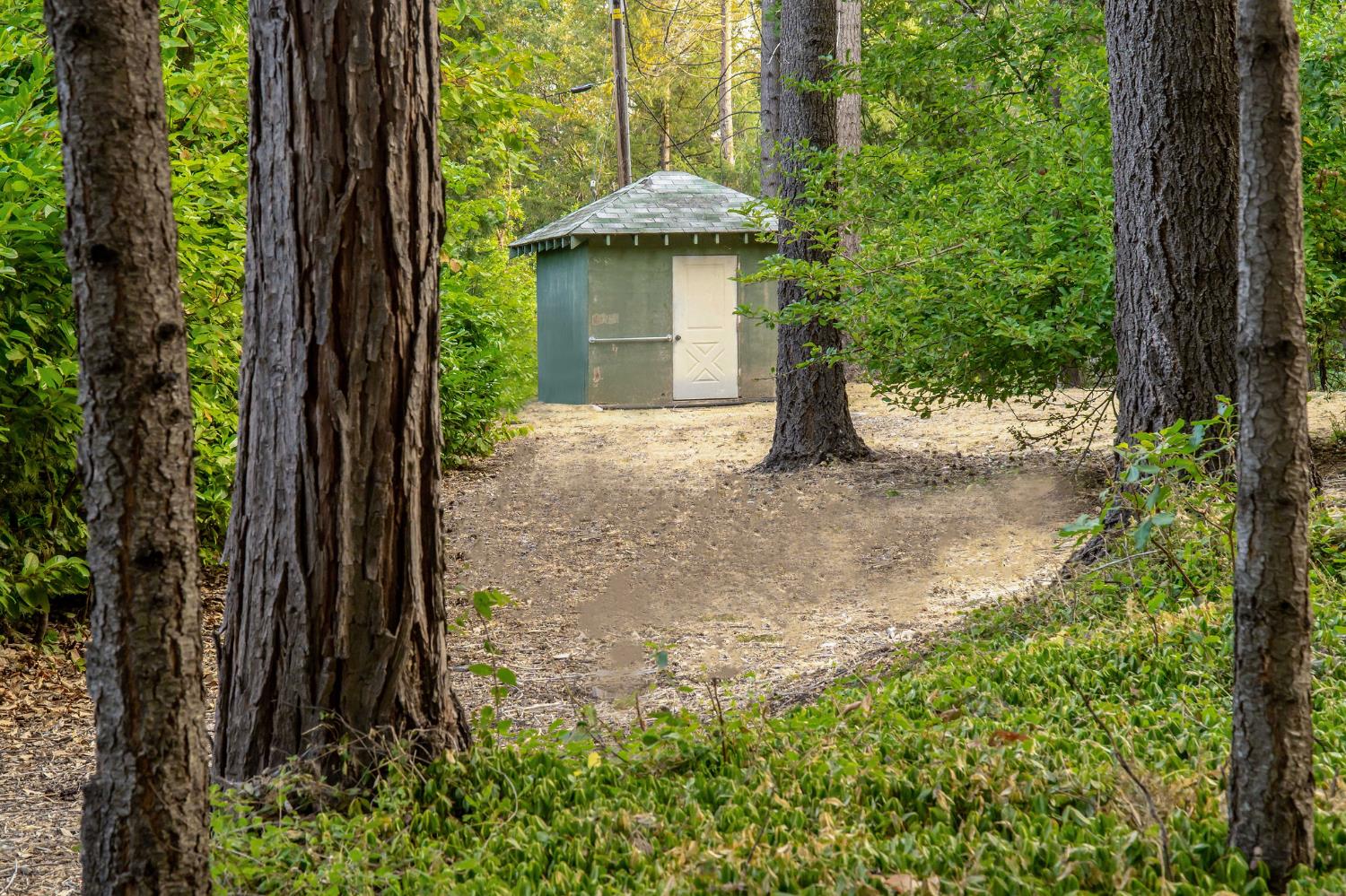 10623 Yearling Road Nevada City, CA 95959 - Photo 36 of 59 a front view of a house with a garden