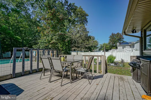 a view of a yard in front of house
