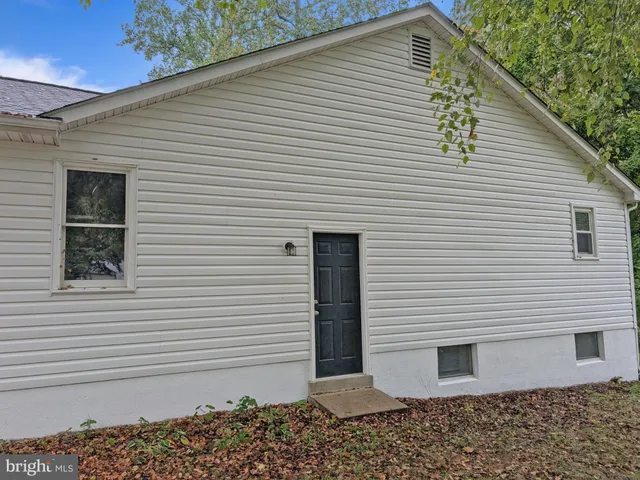a view of a chairs setting in the backyard of a house