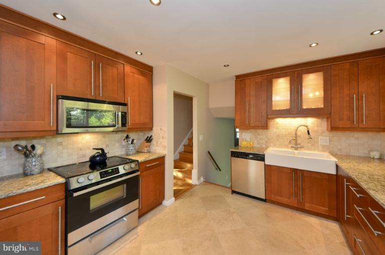 413 Course Street Northeast Vienna, VA 22180 - Photo 13 of 28 Kitchen
