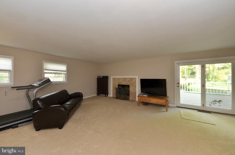 413 Course Street Northeast Vienna, VA 22180 - Photo 18 of 28 Family Room