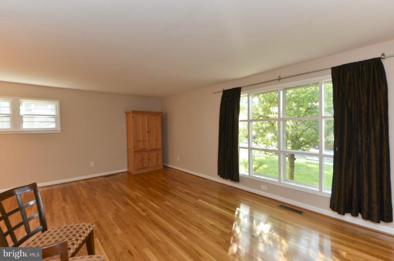 413 Course Street Northeast Vienna, VA 22180 - Photo 23 of 28 Living Room