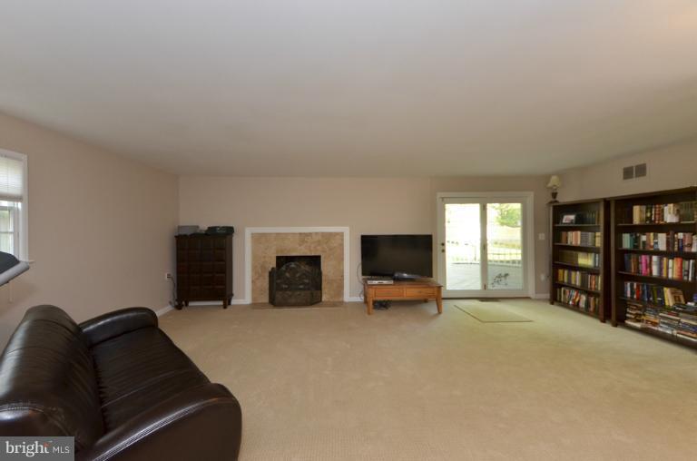 413 Course Street Northeast Vienna, VA 22180 - Photo 25 of 28 Family Room
