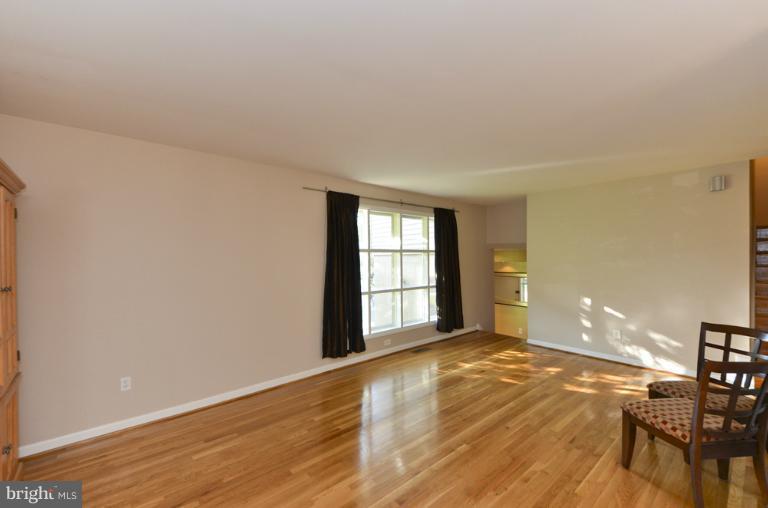 413 Course Street Northeast Vienna, VA 22180 - Photo 26 of 28 Living Room