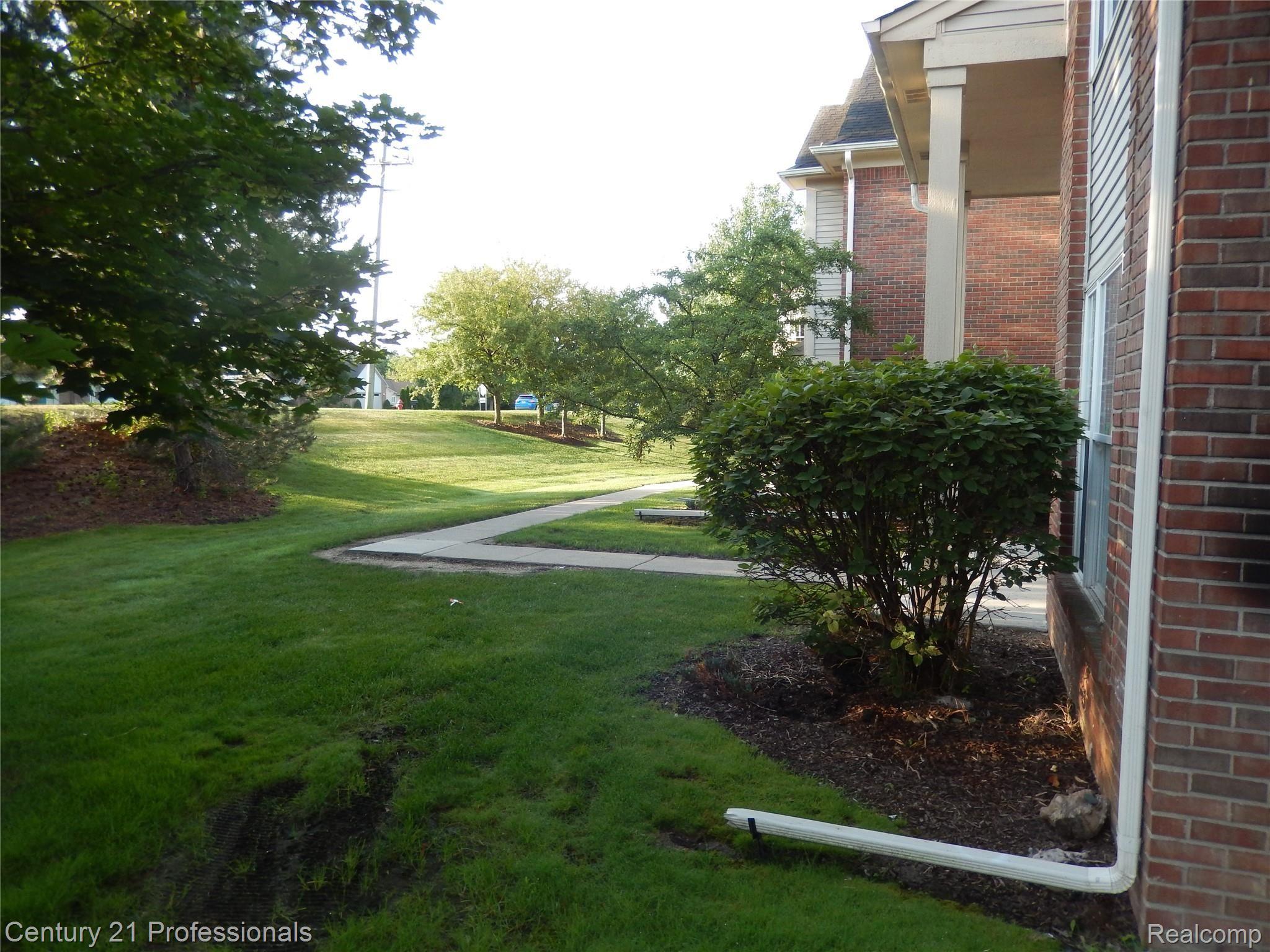 1842 Flagstone Circle Rochester, MI 48307 - Photo 2 of 45 DSCN2410.JPG