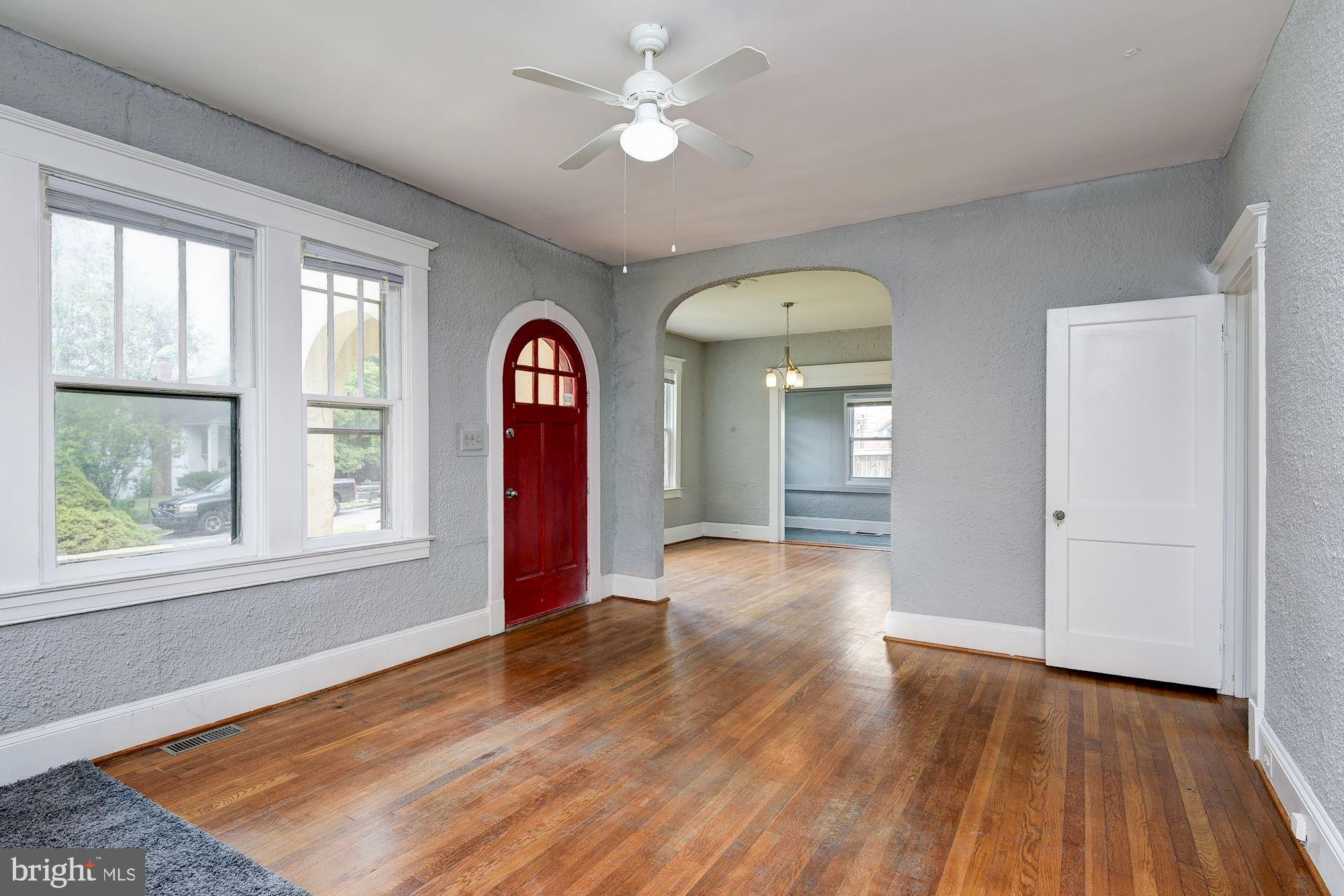 819 Warwick Road Baltimore, MD 21229 - Photo 2 of 23 Living Room
